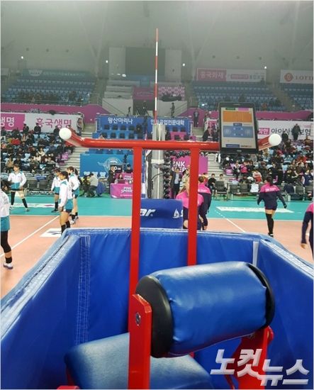 코트에 설치된 태블릿PC는 각각 주심과 부심 몫 2개다. 실시간으로 경기 기록이 전송돼 원활한 판정을 돕도록 했다. 오해원기자