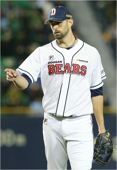 두산 베어스의 유니폼이 아닌 kt위즈의 옷을 입고 2018시즌 KBO리그를 맞이하게 된 더스틴 니퍼트. (사진=두산 제공)