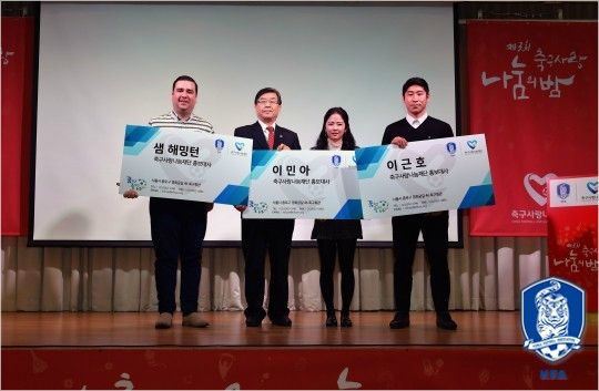 축구계 대표 선행천사 이근호(오른쪽)는 방송인 샘 해밍턴, 여자 축구대표 이민아와 함께 축구사랑나눔재단의 홍보대사로 위촉됐다.(사진=대한축구협회 제공)