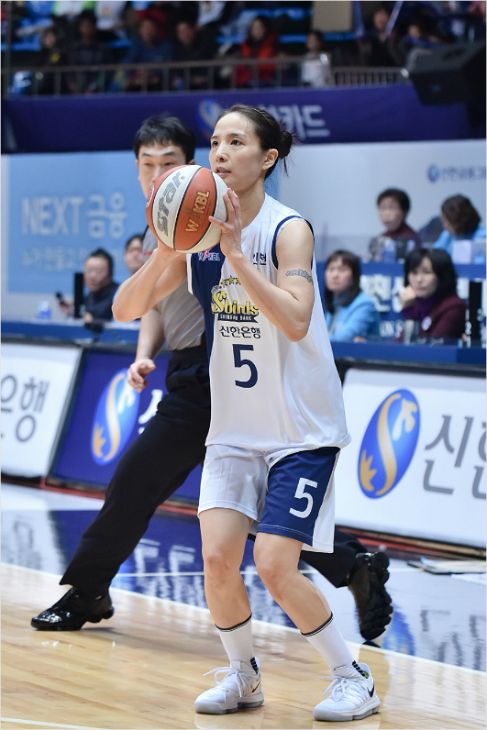 신한은행 김연주가 4일 KEB하나은행과 홈 경기에서 3점슛을 시도하고 있다.(인천=WKBL)