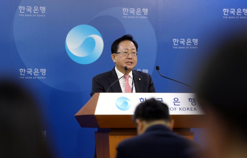 노충식 한국은행 금융통계부장이 5일 오전 서울 중구 한국은행 기자실에서 2017년 11월 국제수지(잠정)를 발표하고 있다. 사진=뉴시스