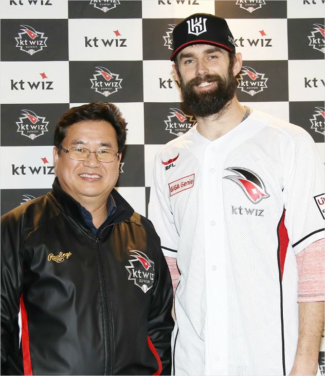 '니서방, 어서 오게' 더스틴 니퍼트(오른쪽)가 5일 kt와 정식 계약한 뒤 임종택 단장과 포즈를 취하고 있다.(사진=kt)