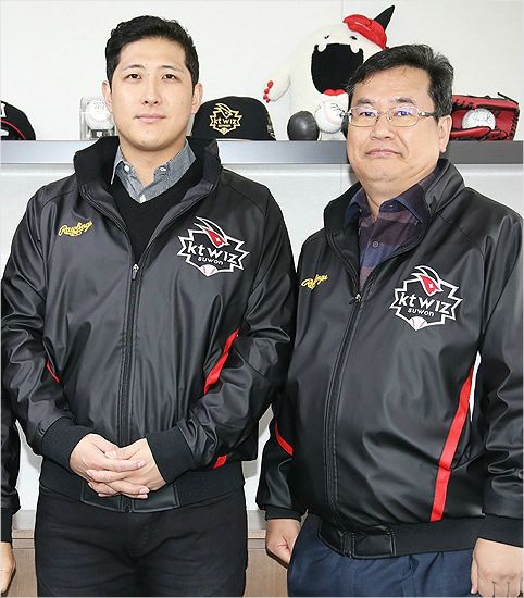 지난해 황재균이 kt와 계약한 뒤 임종택 단장과 포즈를 취한 모습.(사진=kt)