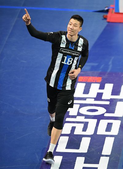'내가 바로 1등 영석이!' 현대캐피탈 신영석이 5일 천안 유관순체육관에서 열린 '도드람 2017-2018 V-리그' 우리카드와 경기에서 득점에 성공하고 세리머니를 하고 있다. (사진=한국배구연맹 제공)