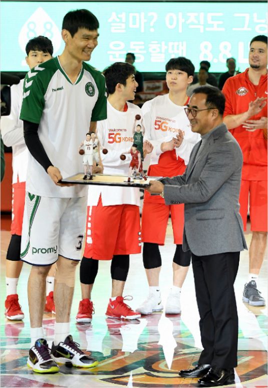 DB 베테랑 김주성이 첫 은퇴 원정 투어인 SK와 경기에 앞서 아시안게임 우승 기념품을 전달받고 있다.(잠실=KBL)
