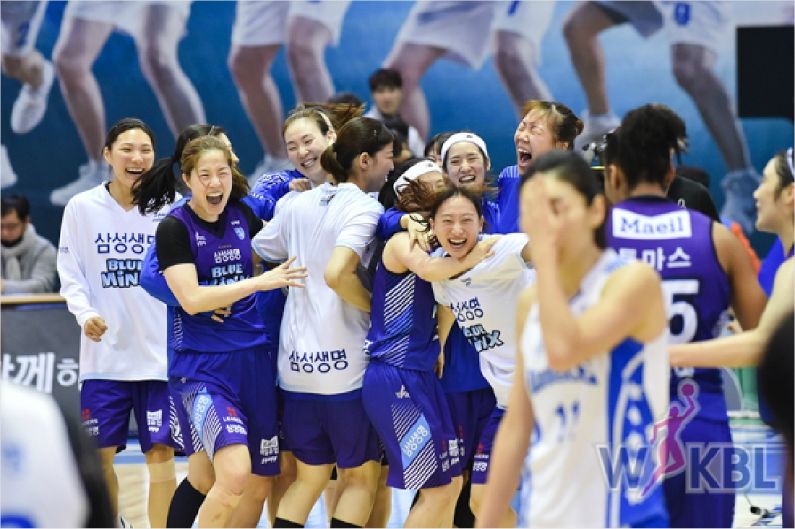 '이렇게 좋을 수가' 삼성생명 선수들이 5일 우리은행과 원정에서 승리한 뒤 기뻐하고 있다.(아산=WKBL)