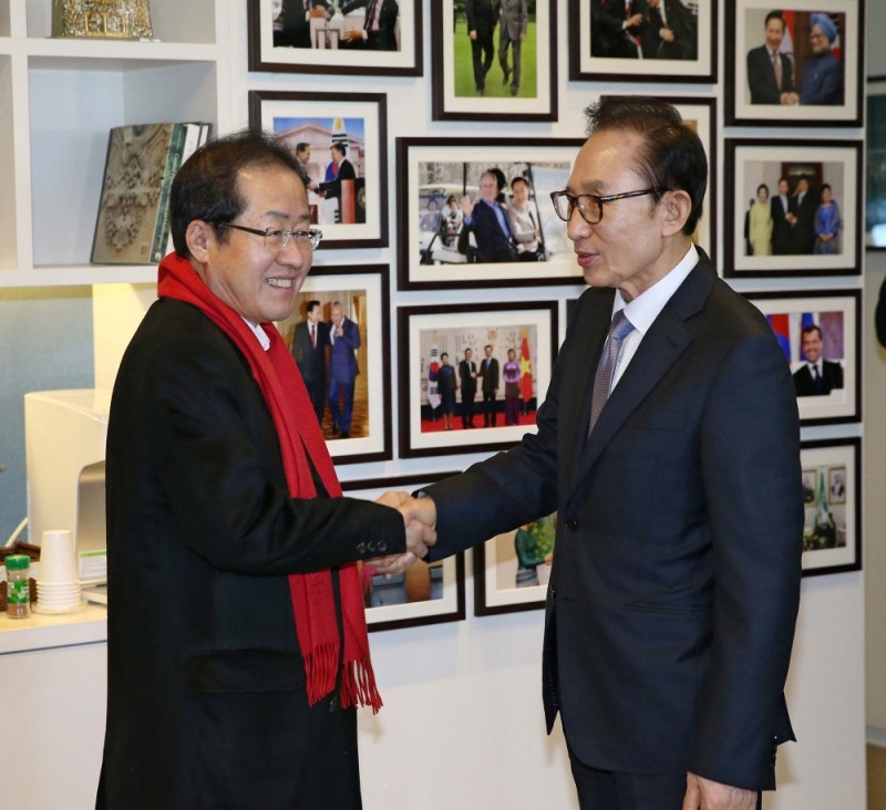 홍준표 자유한국당 대표가 지난 3일 서울 강남구 이명박 전 대통령 사무실을 방문해 이 전 대통령과 인사를 나누고 있다. (사진=뉴시스)