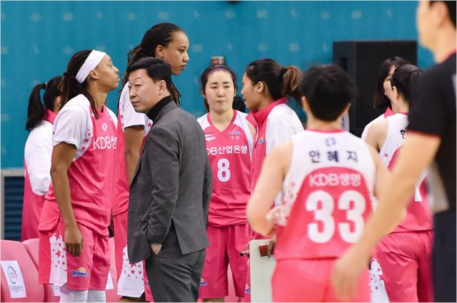 전반 14점에 그치는 등 24점 차 완패를 당한 KDB생명. (사진=WKBL 제공)