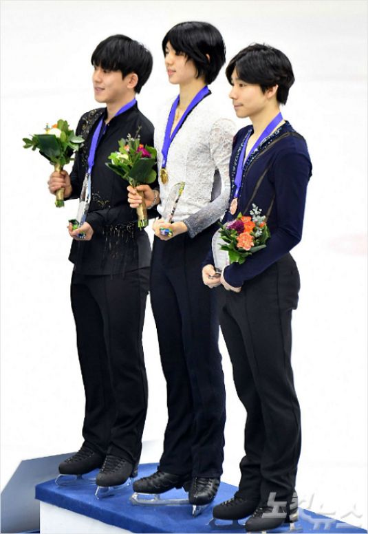 7일 서울 목동아이스링크장에서 'KB금융 코리아피겨스케이팅 챔피언십2018(전국피겨스케이팅종합선수권대회, 평창 동계올림픽 최종 선발전)'에서 남자싱글 우승 차준환(가운데)과, 2위 김진서, 3위 이준형이 함께 기념촬영을 하고 있다. 윤창원기자