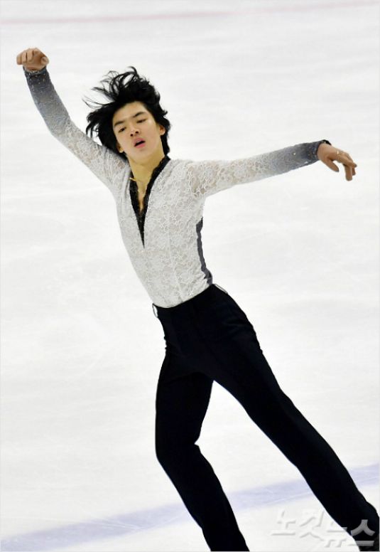 7일 서울 목동아이스링크장에서 'KB금융 코리아피겨스케이팅 챔피언십2018(전국피겨스케이팅종합선수권대회, 평창 동계올림픽 최종 선발전)'에서 남자싱글 차준환이 연기를 펼치고 있다. 윤창원기자