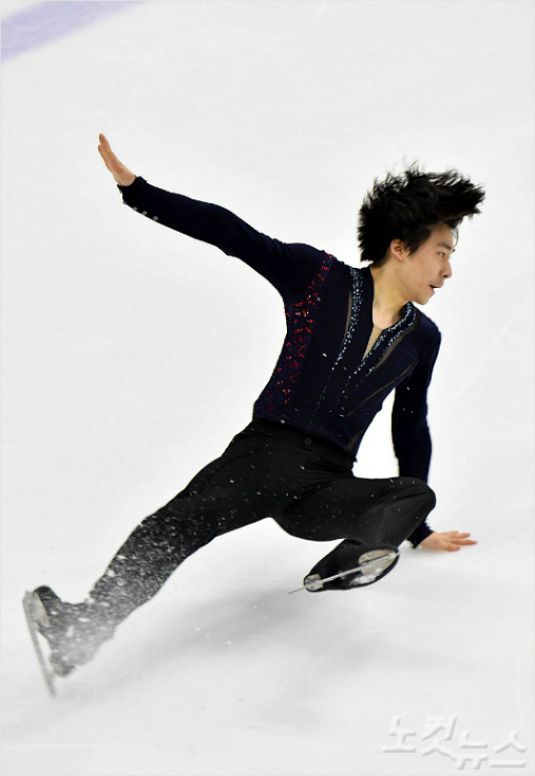 7일 서울 목동아이스링크장에서 'KB금융 코리아피겨스케이팅 챔피언십2018(전국피겨스케이팅종합선수권대회, 평창 동계올림픽 최종 선발전)'에서 남자싱글 이준형이 연기 도중 넘어지고 있다. 윤창원기자
