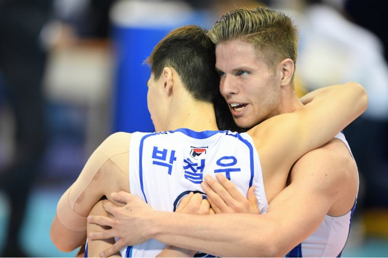 삼성화재 타이스와 박철우가 7일 대전 충무체육관에서 열린 '도드람 2017-2018 V-리그' KB손해보험과 경기에서 승리를 거둔 뒤 포옹하고 있다. (사진=한국배구연맹 제공)
