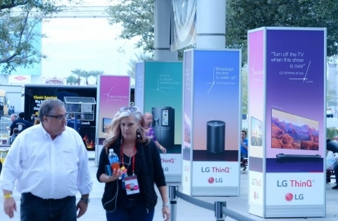 LG전자가 'CES 2018'이 열리는 미국 라스베이거스 컨벤션센터(LVCC)앞에 설치해둔 글로벌 인공지능 브랜드 'LG ThinQ' 옥외광고 모습, 사진=LG전자