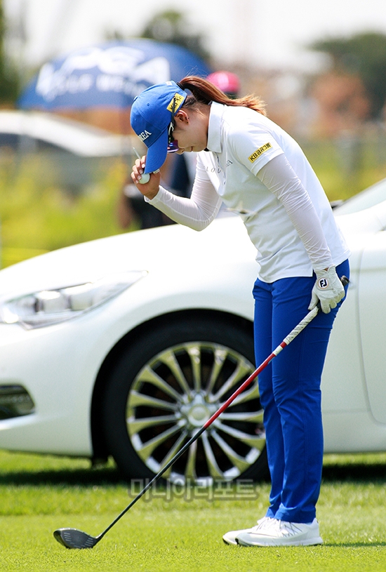 기아자동차 제31회 한국여자오픈 골프선수권대회에 출전한 최혜진이 경기 시작전 자신의 소개에 고개숙여 갤러리에 인사하고 있다.