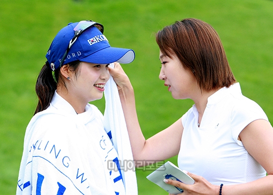 대선배 배경은 프로와의 인터뷰전 빨게 웃는 최혜진.혜진아, 이쁘게 나와야지