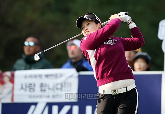 최혜진도 팬클럽이 생기며 스타반열에 올라서다. 하이트진로 챔피언십에서 아이언샷 구사하는 최혜진