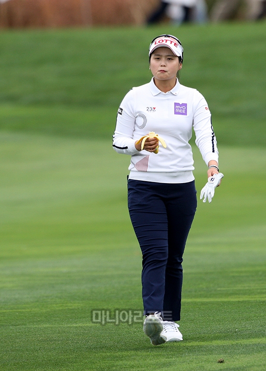 2018년 신인상과 평균타수상을 노리는 그녀의 발걸음에 주목하라. 그녀의 이름은 최혜진이다.