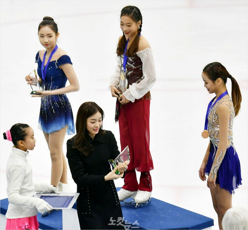 피겨여왕 김연아가 7일 서울 목동아이스링크장에서 'KB금융 코리아피겨스케이팅 챔피언십2018(전국피겨스케이팅종합선수권대회, 평창 동계올림픽 최종 선발전)'에 시상자로 나서 시상자들에게 트로피를 전달하고 있다. (좌측부터 최다빈, 유영, 임은수) 윤창원기자