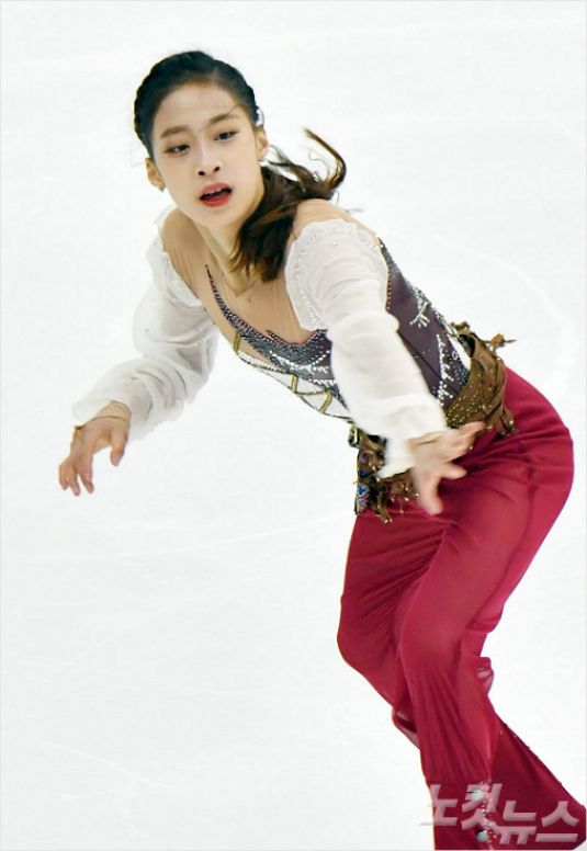 7일 서울 목동아이스링크장에서 'KB금융 코리아피겨스케이팅 챔피언십2018(전국피겨스케이팅종합선수권대회, 평창 동계올림픽 최종 선발전)'에서 여자싱글 유영이 연기를 펼치고 있다. 윤창원기자