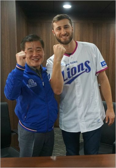올 시즌 삼성의 새 외국인 투수 팀 아델만.(오른쪽=삼성)