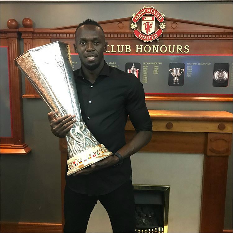 맨체스터 유나이티드의 우승 트로피를 들고 있는 우사인 볼트. (사진=우사인 볼트 인스타그램)