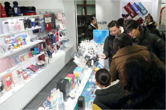 평창조직위는 대회 공식 상품을 판매하는 상품점을 대회 주요 개최도시 중 한 곳인 강릉의 관문인 강릉역에 열었다.(사진=2018 평창 동계올림픽대회 및 동계패럴림픽대회조직위원회 제공)