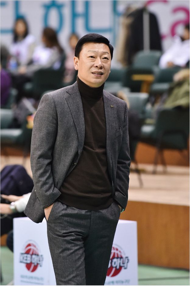 KDB생명 김영주 감독이 자진 사퇴했다 (사진 제공=WKBL)