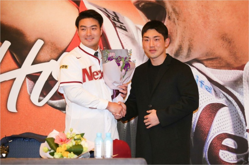 KBO 리그로 돌아온 박병호(사진 왼쪽)가 9일 인천 하얏트호텔에서 열린 귀국 기자회견에서 넥센 히어로즈의 주장 서건창에게 꽃다발을 전달받고 함께 포즈를 취하고 있다 (사진 제공=넥센 히어로즈)