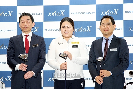 좌측부터 카와마츠 상품개발총괄 본부장, 박인비, 던롭스포츠코리아 홍순성대표. 중구=마니아리포트 김상민 기자