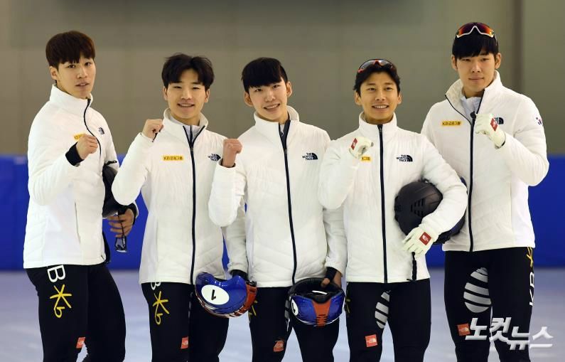 2018 평창 동계올림픽을 한 달 앞둔 10일 오후 충북 진천 국가대표선수촌에서 쇼트트랙 남자대표 선수들이 파이팅을 외치고 있다. (사진=황진환 기자)