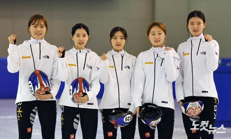 2018 평창 동계올림픽을 한 달 앞둔 10일 오후 충북 진천 국가대표선수촌에서 쇼트트랙 여자대표 선수들이 파이팅을 외치고 있다. (사진=황진환 기자)