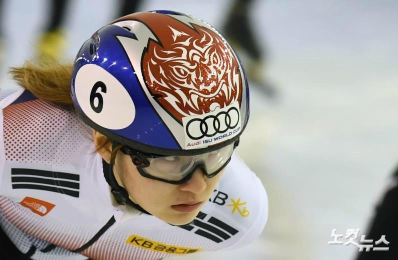 2018 평창 동계올림픽을 한 달 앞둔 10일 오후 충북 진천 국가대표선수촌에서 쇼트트랙 대표 최민정 선수가 레이스를 하고 있다. (사진=황진환 기자)