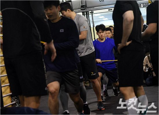 한국 아이스하키는 2018 평창 동계올림픽에서 사상 첫 올림픽 출전의 새로운 시대를 활짝 연다. 황진환기자