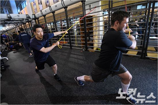 2018 평창 동계올림픽을 앞두고 막바지 훈련에 나선 아이스하키 대표팀은 자체 평가전을 치른 뒤 올림픽 무대에 나설 영광의 얼굴을 가려낼 예정이다. 황진환기자
