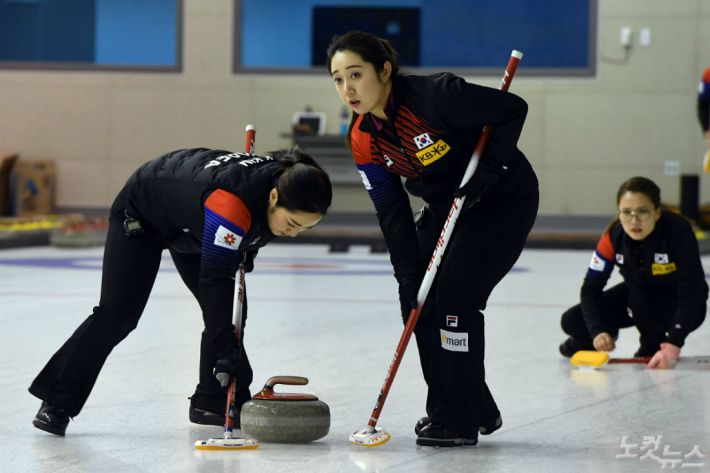 2018 평창 동계올림픽을 한 달 앞둔 10일 오후 충북 진천 국가대표선수촌에서 컬링 대표 선수들이 공개훈련을 하고 있다. (사진=황진환 기자)