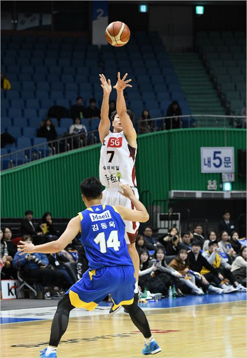 '나도 쏜다' kt 김영환이 10일 삼성과 원정에서 상대 김동욱의 수비를 넘어 3점슛을 쏘고 있다.(잠실=KBL)