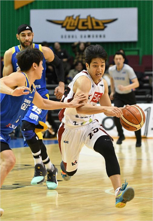 '선배님 죄송해요' kt 허훈이 10일 삼성과 원정에서 힘있는 돌파로 연세대 선배 김태술을 제치고 있다.(잠실=KBL)