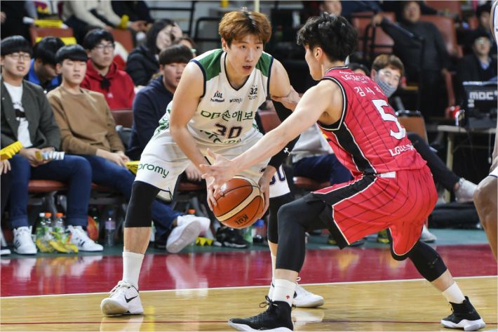 원주 DB 두경민(사진 왼쪽)과 창원 LG 김시래 (사진 제공=KBL)