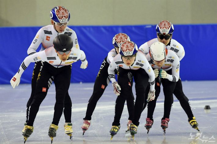 2018 평창 동계올림픽을 한 달 앞둔 10일 오후 충북 진천 국가대표선수촌에서 쇼트트랙 대표 선수들이 공개훈련을 하고 있다. (사진=황진환 기자)