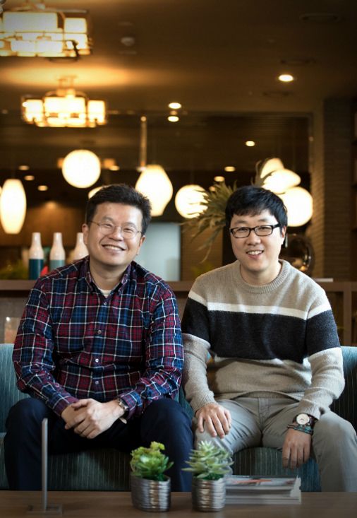 '토크몬' 연출자 박상혁(왼쪽) CP와 현돈 PD(사진=올리브 제공)