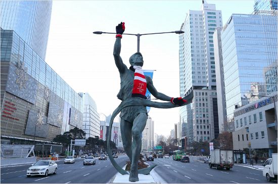 2018 평창 동계올림픽의 개회를 앞두고 서울 송파구 올림픽로에 자리한 1988 서울 올림픽 기념 조형물에 평창올림픽 공식 라이선스 상품이 설치돼 홍보에 나섰다.(사진=2018 평창 동계올림픽대회 및 동계패럴림픽대회조직위원회 제공)