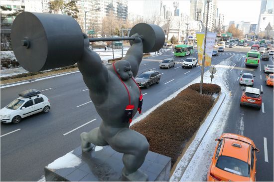 2018 평창 동계올림픽의 개회를 앞두고 서울 송파구 올림픽로에 자리한 1988 서울 올림픽 기념 조형물에 평창올림픽 공식 라이선스 상품이 설치돼 홍보에 나섰다.(사진=2018 평창 동계올림픽대회 및 동계패럴림픽대회조직위원회 제공)