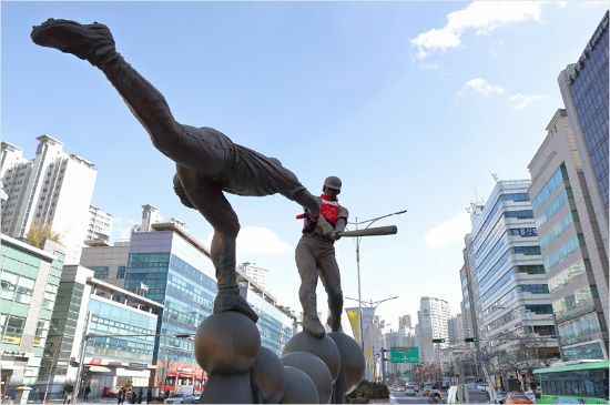 2018 평창 동계올림픽의 개회를 앞두고 서울 송파구 올림픽로에 자리한 1988 서울 올림픽 기념 조형물에 평창올림픽 공식 라이선스 상품이 설치돼 홍보에 나섰다.(사진=2018 평창 동계올림픽대회 및 동계패럴림픽대회조직위원회 제공)