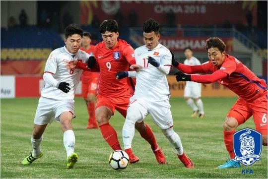 23세 이하(U-23) 대표팀 공격수 이근호(등 번호 9번)는 베트남과 2018 아시아축구연맹 U-23 챔피언십 조별예선 1차전에서 2-1 역전승을 이끄는 결승골의 주인공이다.(사진=아시아축구연맹 제공)