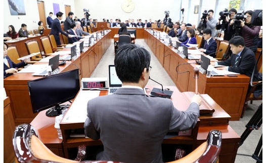 11일 오후 서울 여의도 국회 과학기술정보방송통신위원회 회의실에서 열린 4차 산업혁명 특별위원회 전체회의에 참석한 김성식 위원장이 개회를 선언하고 있다. 사진=국회