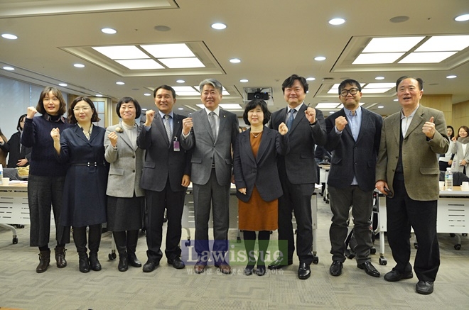 오영훈 의원(사진왼쪽 5번째) 등이 토론회를 마치고 기념촬영을 하고 있다.(사진=오영훈의원실)