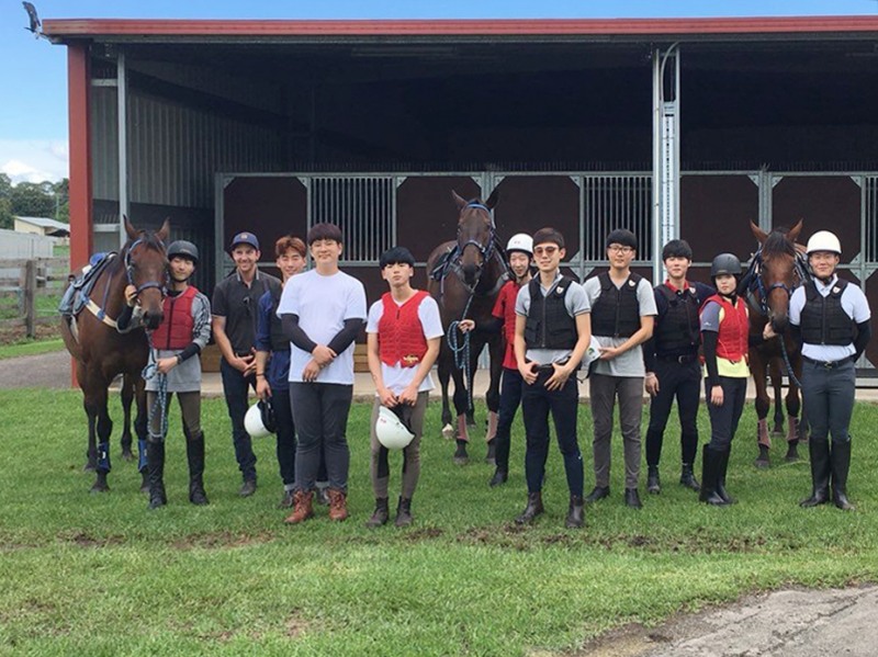 2017년 말산업 해외 인턴십 참가 청년 모습 (사진=한국마사회)
