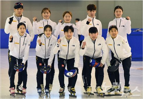 2018 평창 동계올림픽을 한 달 앞둔 10일 오후 충북 진천 국가대표선수촌에서 쇼트트랙 대표 선수들이 공개훈련 전 파이팅을 외치고 있다. 황진환기자