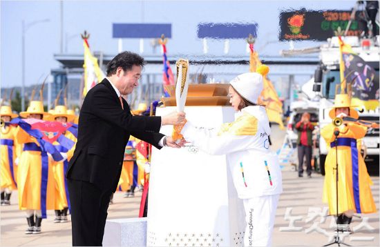 2018 평창동계올림픽 개막을 100일 앞둔 지난해 11월 1일 시작된 성화봉송은 74일째를 맞는 13일부터 4일간 서울에서의 일정을 소화한다. 사진은 이낙연 국무총리가 성화봉송의 첫 주자인 피겨유망주 유영에 성화대를 건네는 장면. 이한형기자