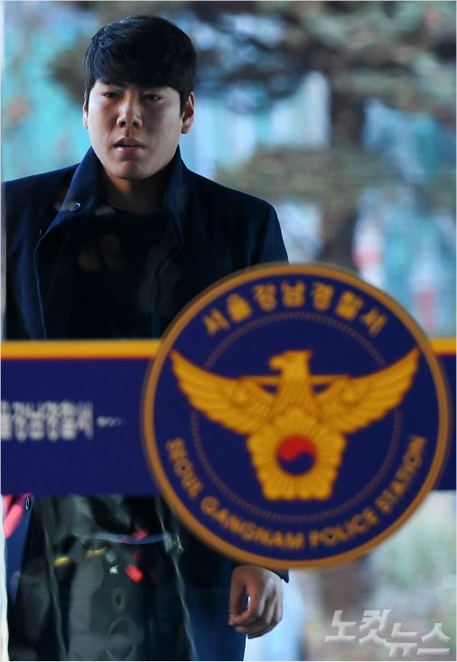2016년 12월 음주운전으로 물의를 빚은 미국 메이저리거 강정호가 서울 강남경찰서에 출석하는 모습. 이한형 기자